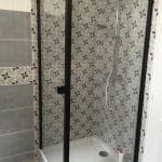 Rénovation d’une salle de bain à Montesson (78) : espace douche avec faïence