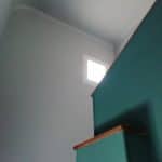 travaux de peinture dans cage d'escalier vue du bas de l'escalier