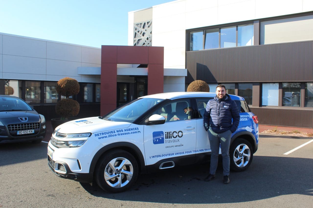 François Trubert responsable de l'agence locale illiCO travaux Montfort-sur-Meu - voiture illiCO travaux