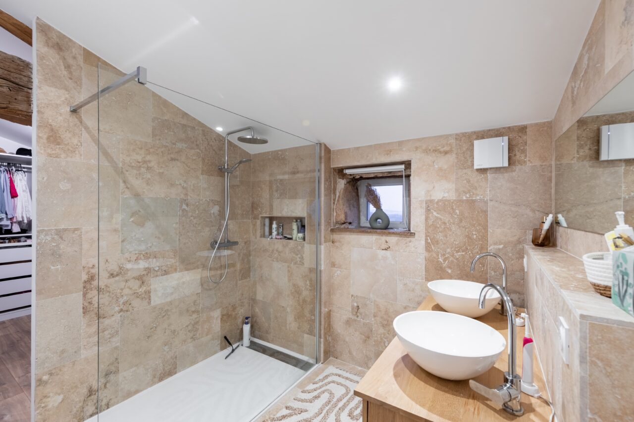 Intérieur d'une salle de bains moderne équipée d'un lavabo double