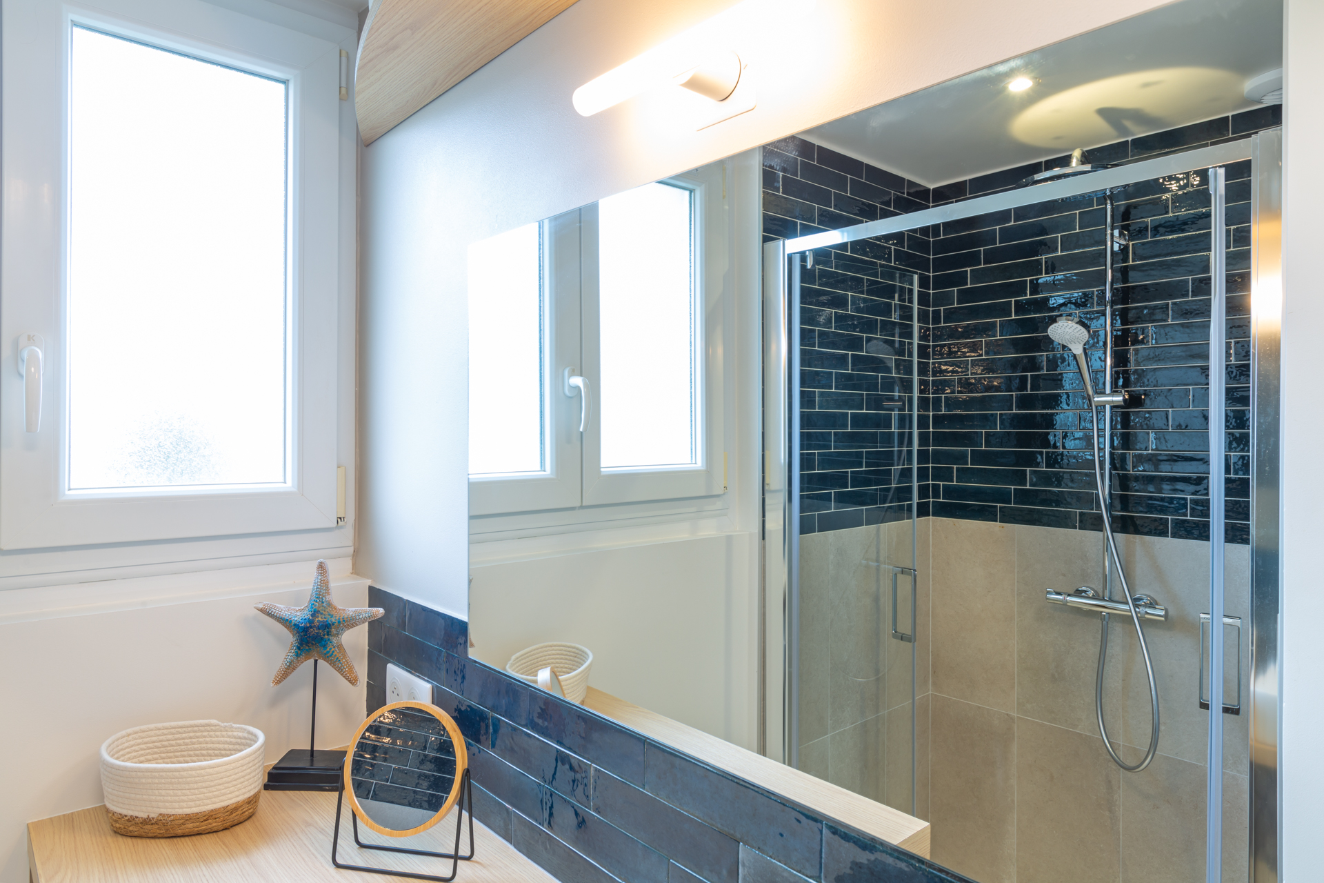 Rénovation d'un appartement à Pléneuf-Val-André (22) - salle de bain ton bleu avec douche