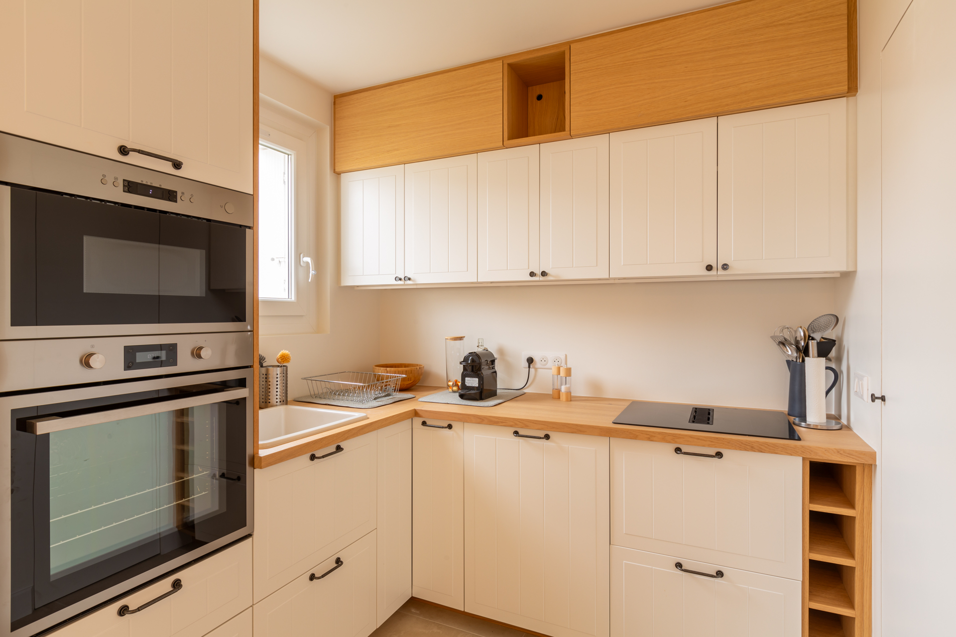 Rénovation d'un appartement à Pléneuf-Val-André (22) - cuisine blanche et bois avec des rangements