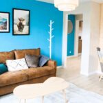 Rénovation d'un appartement à Audincourt (25) - salon avec mur bleu et parquet