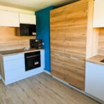Rénovation d'un appartement à Audincourt (25) - grande cuisine rénovée blanche et bois