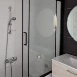 Rénovation d'un appartement à Audincourt (25) - salle de bain rénovée avec nouvelle douche et meuble vasque