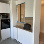 Rénovation d'appartement à Maurepas (78) - cuisine moderne blanche et ouverture
