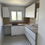 Rénovation d'appartement à Maurepas (78) - belle cuisine blanche et bois