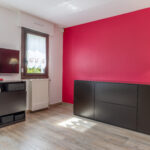 Rénovation partielle de maison à Sassenage (38) - salon moderne avec mur rouge et meubles noirs
