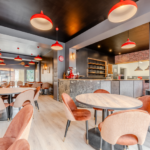 Rénovation d’un restaurant à La Bassée (59) - salle de réception avec sol imitation parquet