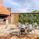 Rénovation d’un restaurant à La Bassée (59) - grande terrasse avec barbecue