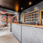 Rénovation d’un restaurant à La Bassée (59) - bar gris et style industriel