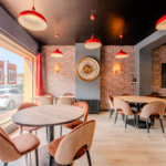 Rénovation d’un restaurant à La Bassée (59) - espace de restauration lumineux avec siège ocre