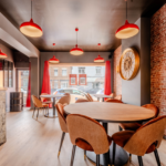 Rénovation d’un restaurant à La Bassée (59) - salle de restauration avec mur en style brique