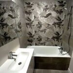 Rénovation d'un appartement au Chesnay (78) - grande salle de bain avec faïence et carrelage gris