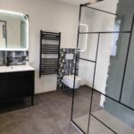 Aménagement d'une suite parentale à Lorient (56) - salle de bain avec paroi douche noire