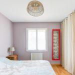 Rénovation d’une maison à Francheville (69) - chambre parentale beige avec rangements
