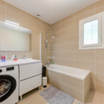 Rénovation d’une maison à Francheville (69) - salle de bain rénovée ton beige avec carrelage et faïence