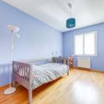 Rénovation d’une maison à Francheville (69) - chambre enfant bleue avec parquet