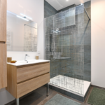 Rénovation d’un appartement pour la location à Colmar (68) - salle de bain avec meuble vasque et douche neuve