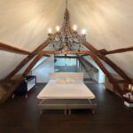 Aménagement de combles d'une maison à Vierzon (18) - chambre sous combles avec grand lit