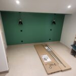 Rénovation d’une villa à Saint-André (66) - chambre avec mur vert