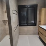 Rénovation d’une villa à Saint-André (66) - salle de bain avec meuble vasque et douche