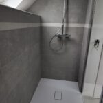 Rénovation d’une salle de bain à Herlies (59) - douche sous toit