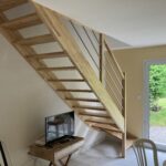 Rénovation d’une maison à Ploemel (56) - salle de séjour avec grand escalier