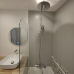 Rénovation partielle appartement à Aubagne (13) - salle de bain moderne avec douche