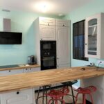 Rénovation de maison à Châtellerault (86) - cuisine avec ilot et des chaises bar