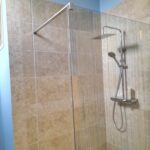 Rénovation de maison à Châtellerault (86) - douche avec faïence et murs bleus