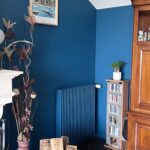 Rénovation d’une maison à Pornic (44) - pièce avec murs bleus