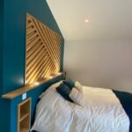 Rénovation d’une maison à Castelnaudary (11) - chambre avec mur bleu