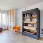 Rénovation d’un appartement en duplex à Lyon (69) - belle chambre avec bibliothèque