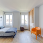 Rénovation d’un appartement en duplex à Lyon (69) - grande chambre lumineuse