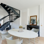 Rénovation d’un appartement en duplex à Lyon (69) - salle à manger avec escalier noir