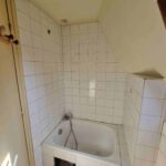 Rénovation d’un appartement pour location à Toulouse (31) - salle de bain avec petite baignoire avant travaux