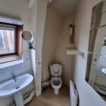 Rénovation d’un appartement pour location à Toulouse (31) - salle d'eau avec wc et évier à rénover