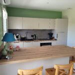 Rénovation partielle de maison à Cholet (49) - cuisine blanche et bois avec mur vert