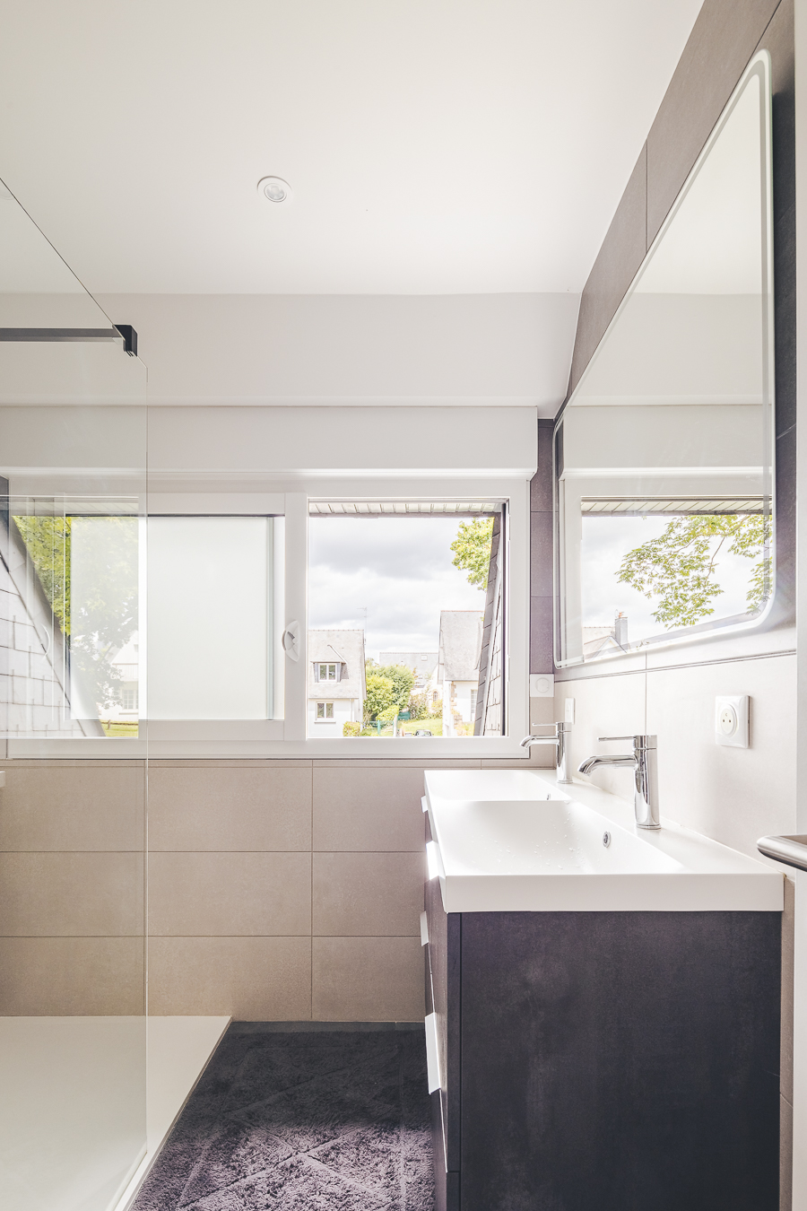 Rénovation de maison à Cesson-Sévigné (35) - salle de bain avec grand miroir