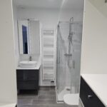 Aménagement d’une salle de bain à Eaunes (31) - douche et meuble vasque