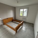 Rénovation d’une maison à Radenac (56) - grand chambre avec mur coloré et carrelage