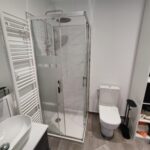 Aménagement d’une salle de bain à Eaunes (31) - salle de bain avec douche et wc