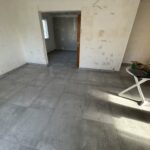 Rénovation d’une maison à Radenac (56) - sol en carrelage gris dans le salon