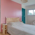 Rénovation complète de maison à Questembert (56) - chambre avec mur rose