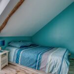 Rénovation complète de maison à Questembert (56) - chambre sous combles avec mur bleu