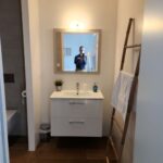 Rénovation d’une salle de bain à Bilieu (38) - meuble vasque blanc et miroir