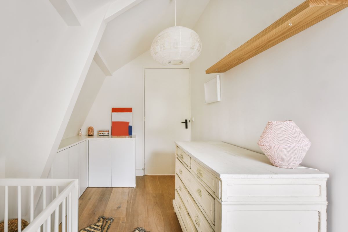 chambre d'enfant sous combles blanche