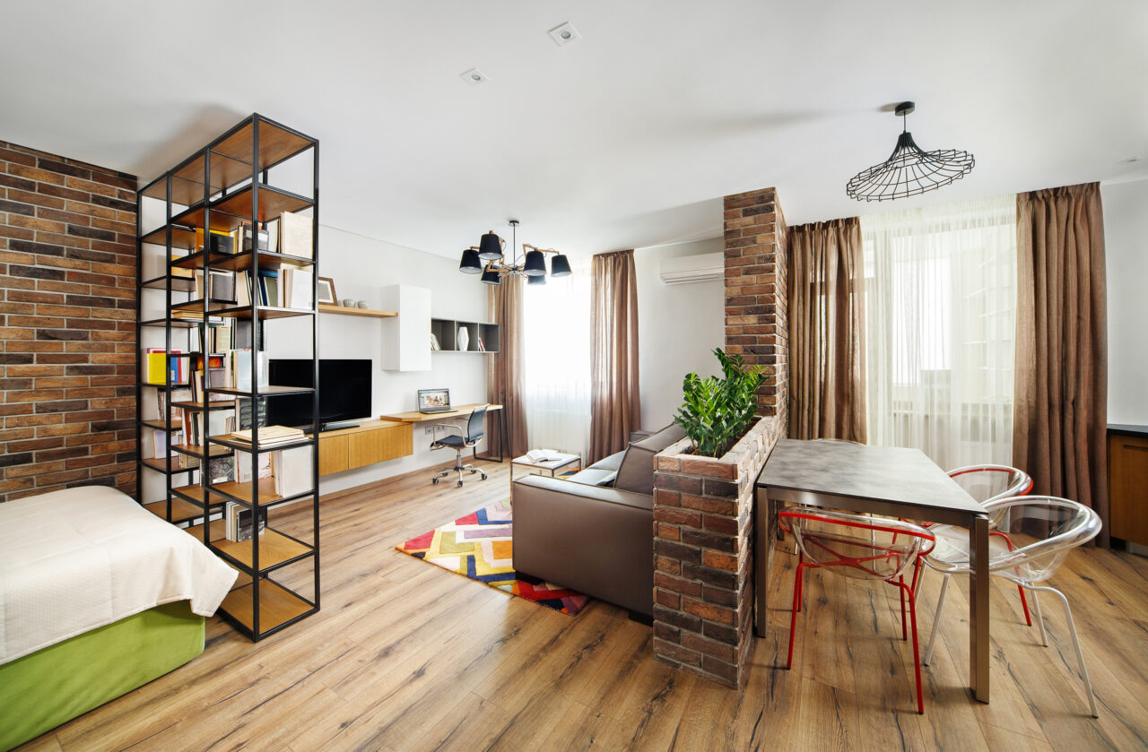 Interior studio apartments, with bookshelves and hardwood floors